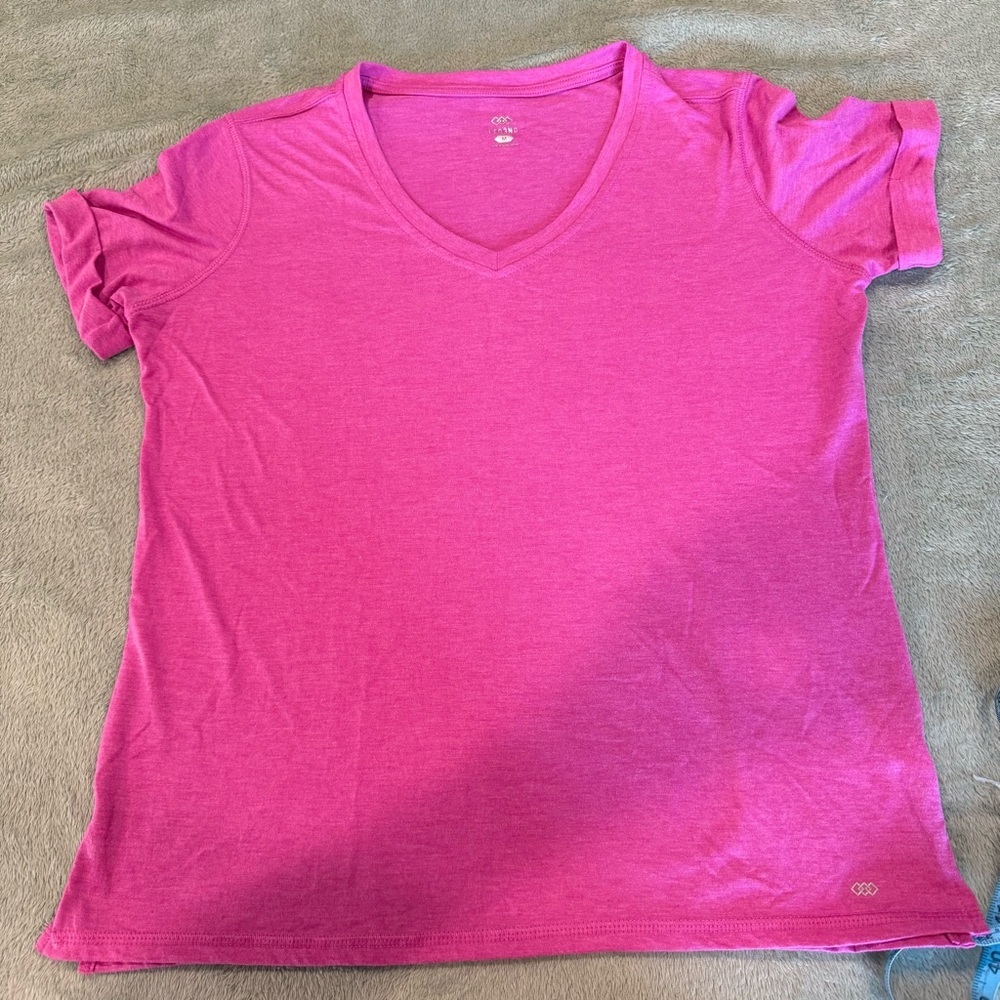 LEG3ND Pink V-Neck T-Shirt Women’s Medium Short Sleeve Casual Tee